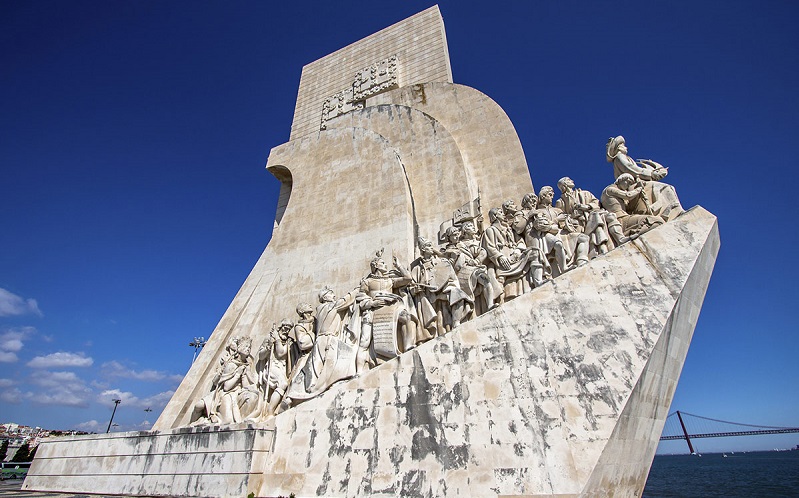 памятник первооткрывателям в лиссабоне