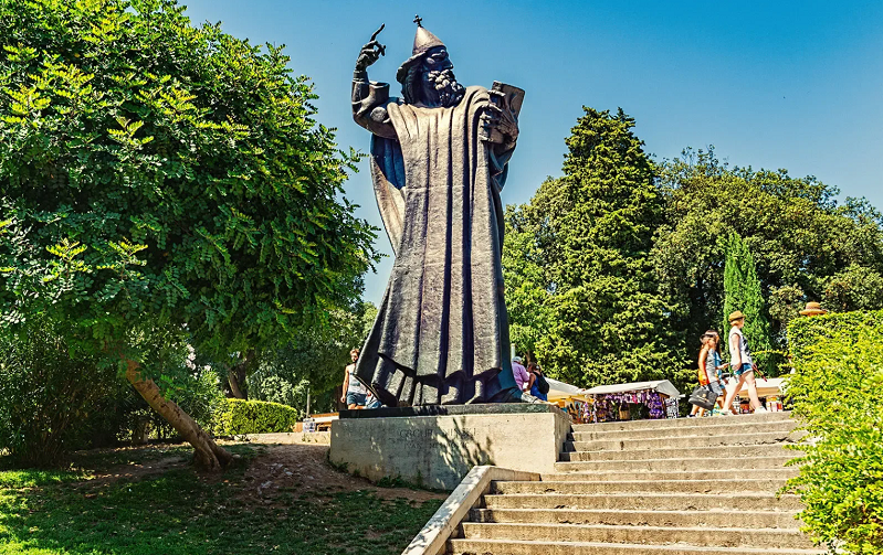 памятник гргуру нинскому