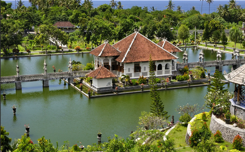 водный дворец уджунг бали