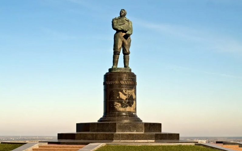 памятник валерию чкалову