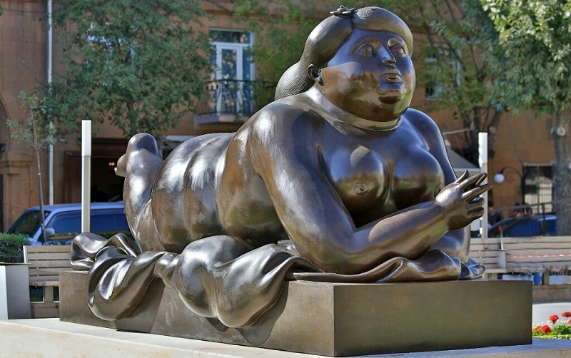 скульптура «курящая женщина»