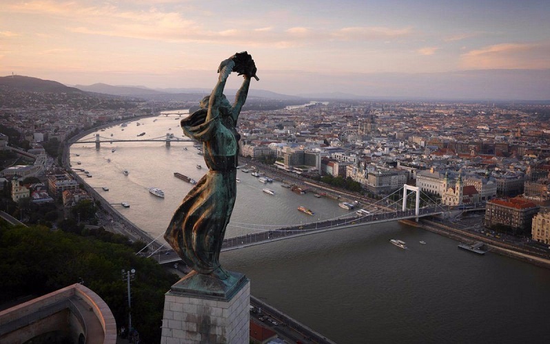 статуя свободы будапешт