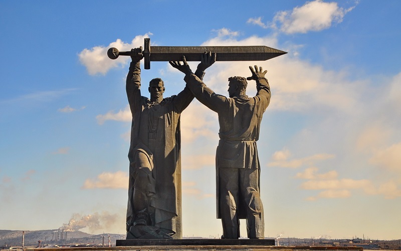 монумент «тыл – фронту»