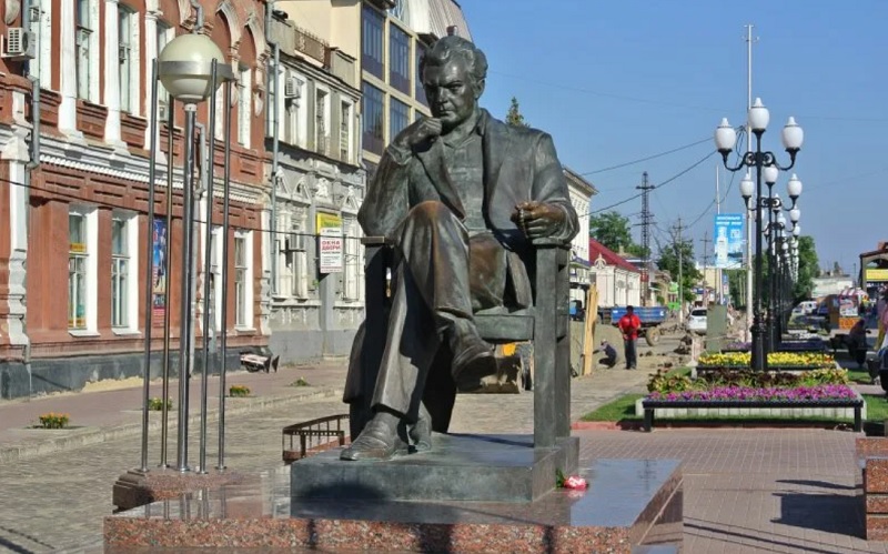 памятник сергею бондарчуку в ейске