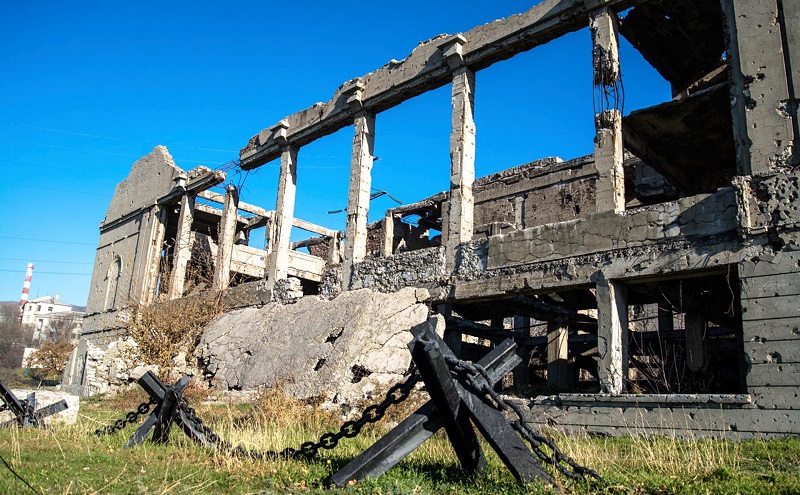 руины дворца культуры цементников
