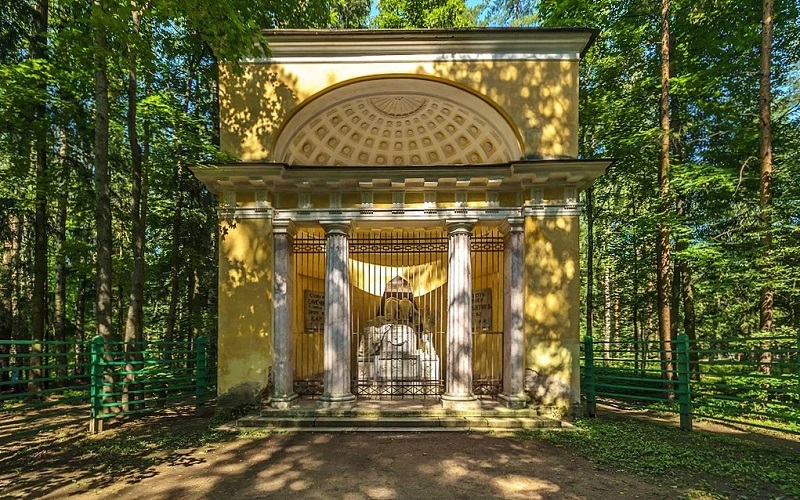 памятник любезным родителям павловск