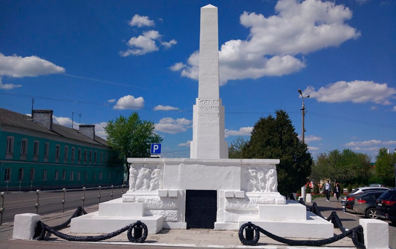 памятник борцам двух революций коломна