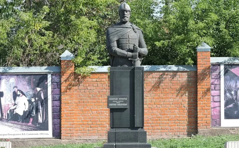 памятник дмитрию пожарскому зарайск