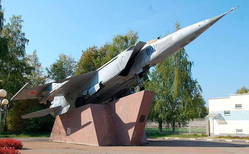 памятники самолётам ил-2 и миг-25 в дубне